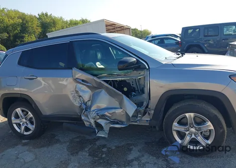 2024 Jeep Compass Latitude 4X4 z USA, uszkodzony, nr VIN 3C4NJDBN2RT607133